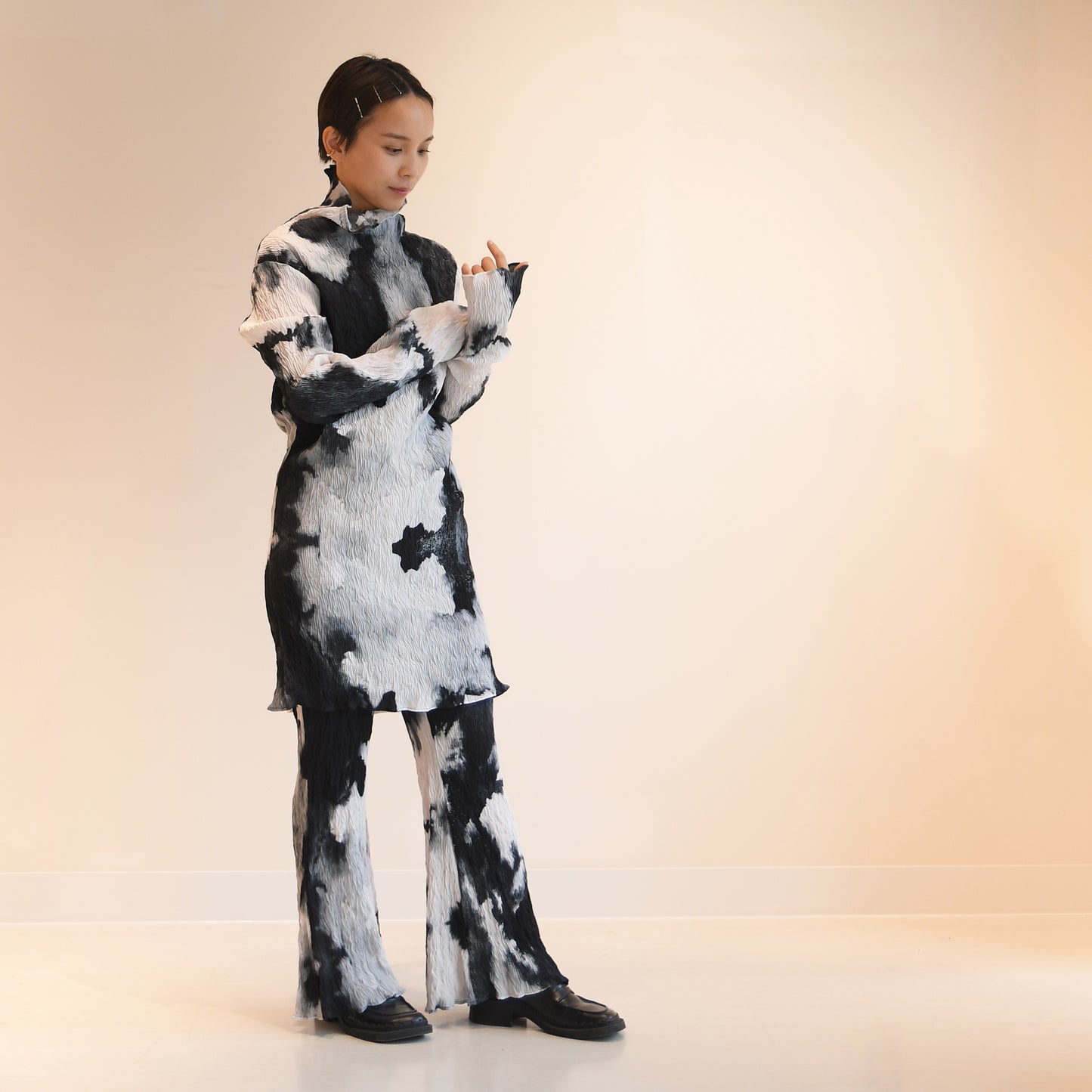 Wavy Sleeveless Turtleneck Dress with Nijimi Pattern