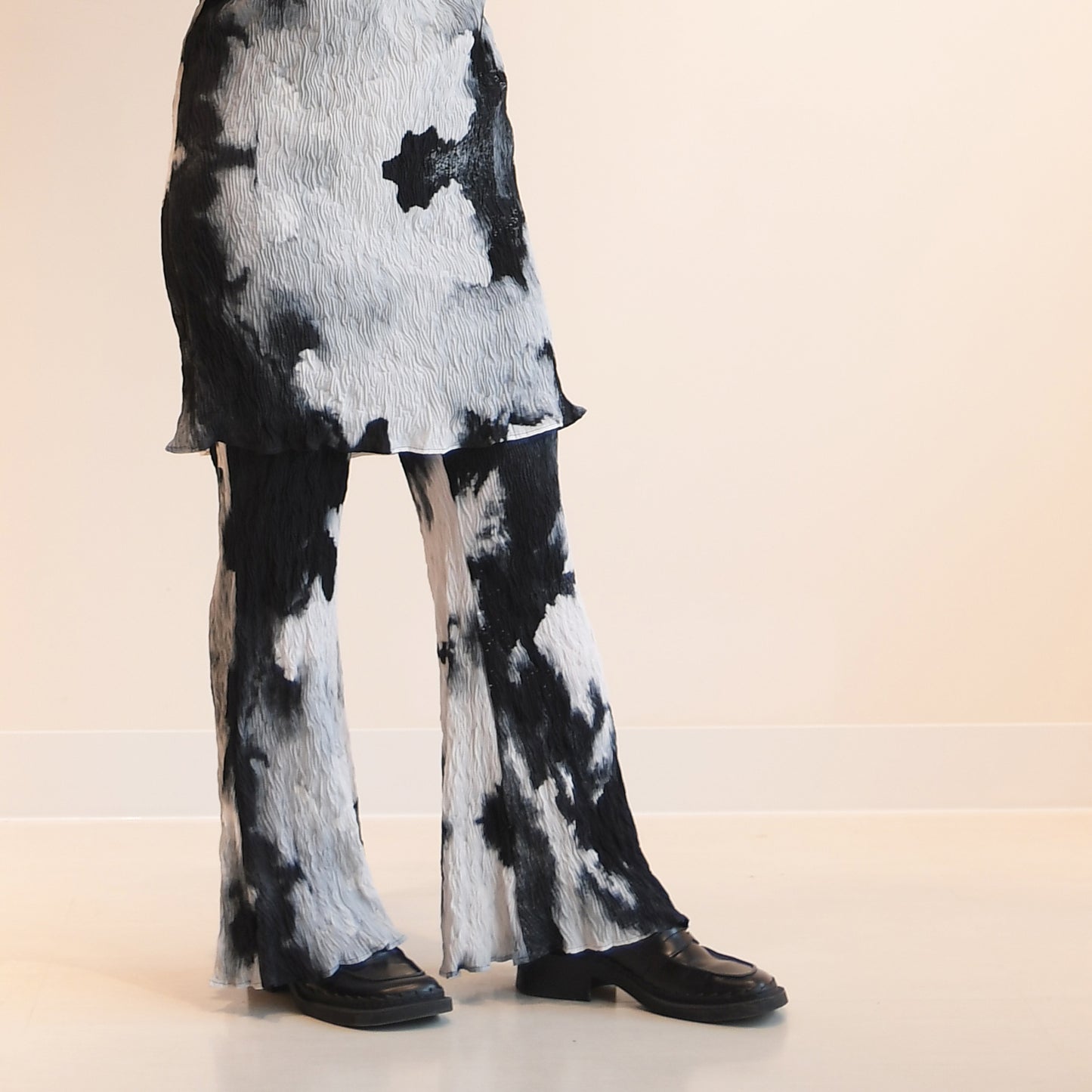 Wavy Flared Pants with Nijimi Pattern