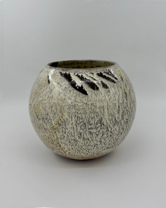 Stream-Enterer Moon Vase by BEN SUGA