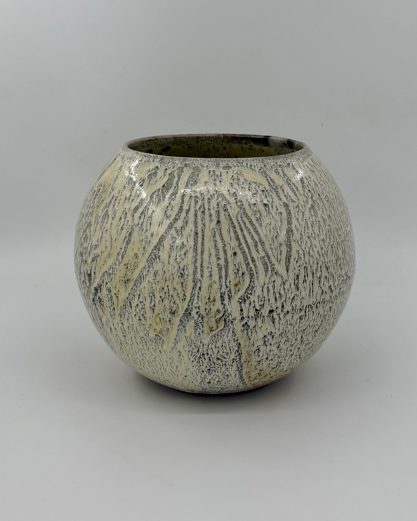 Stream-Enterer Moon Vase by BEN SUGA