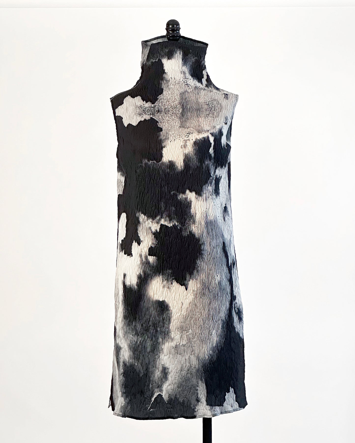 Wavy Sleeveless Turtleneck Dress with Nijimi Pattern