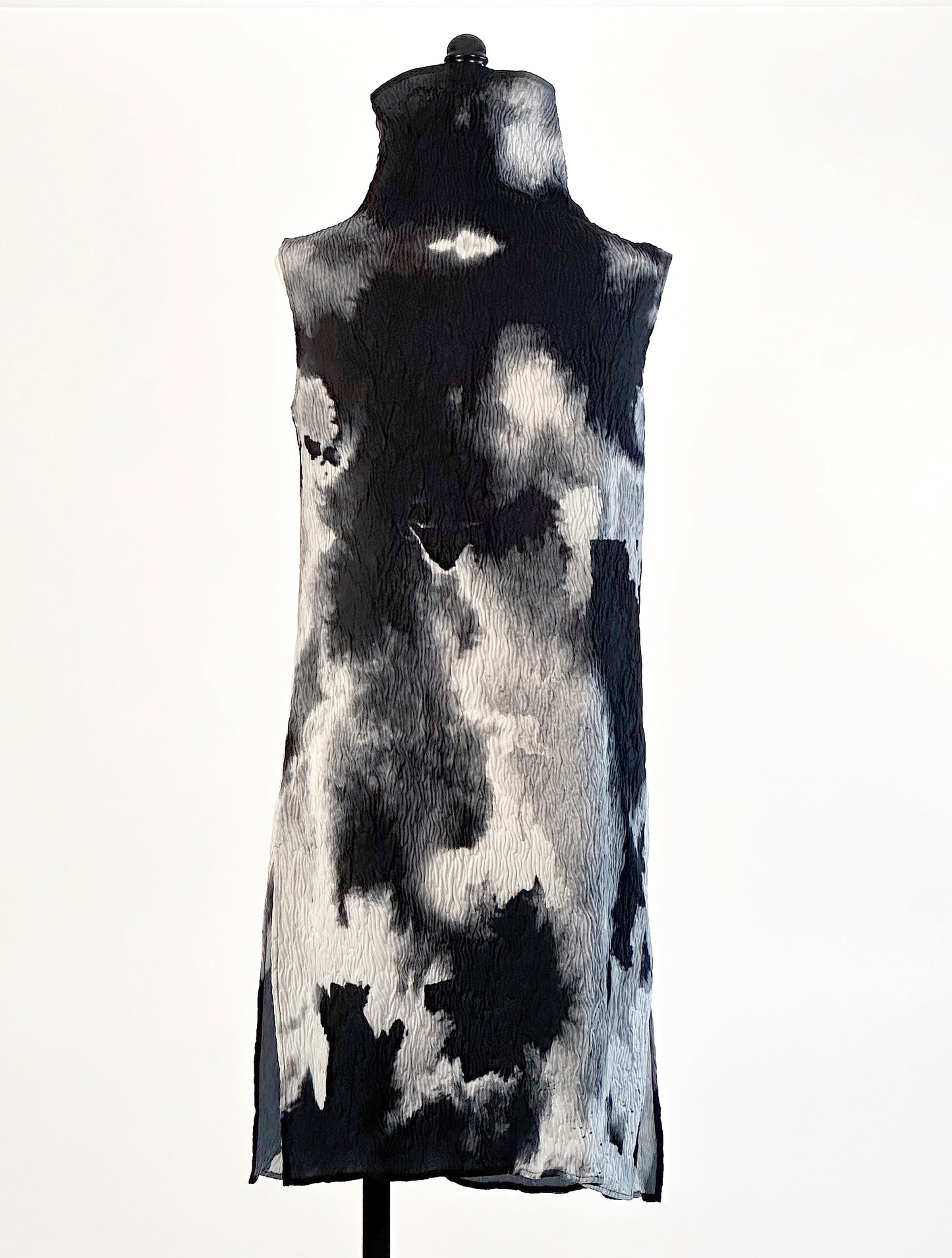 Wavy Sleeveless Turtleneck Dress with Nijimi Pattern