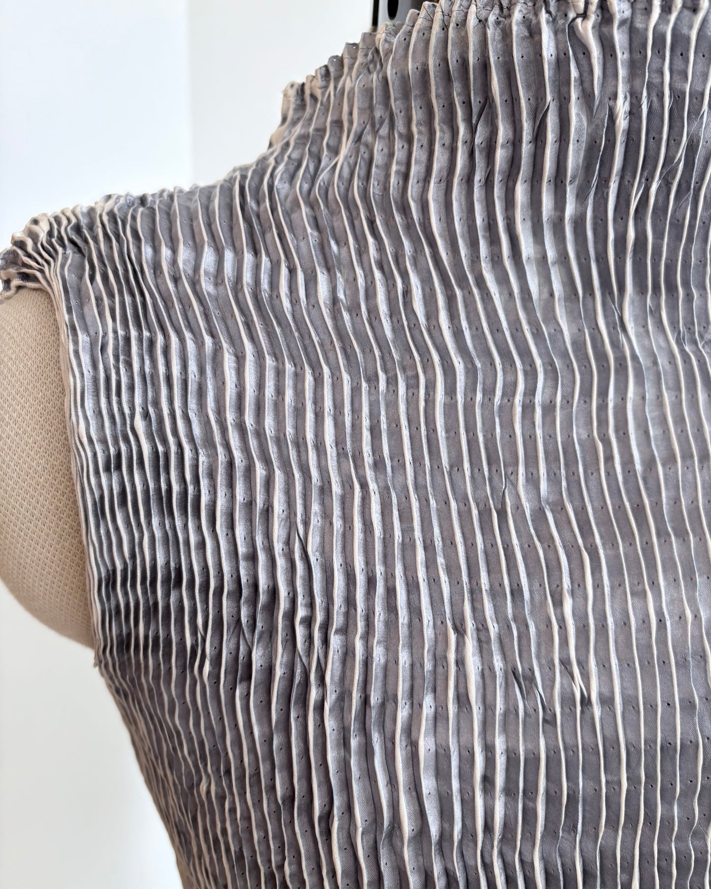 Silk Wavy Turtleneck Sleeveless Top